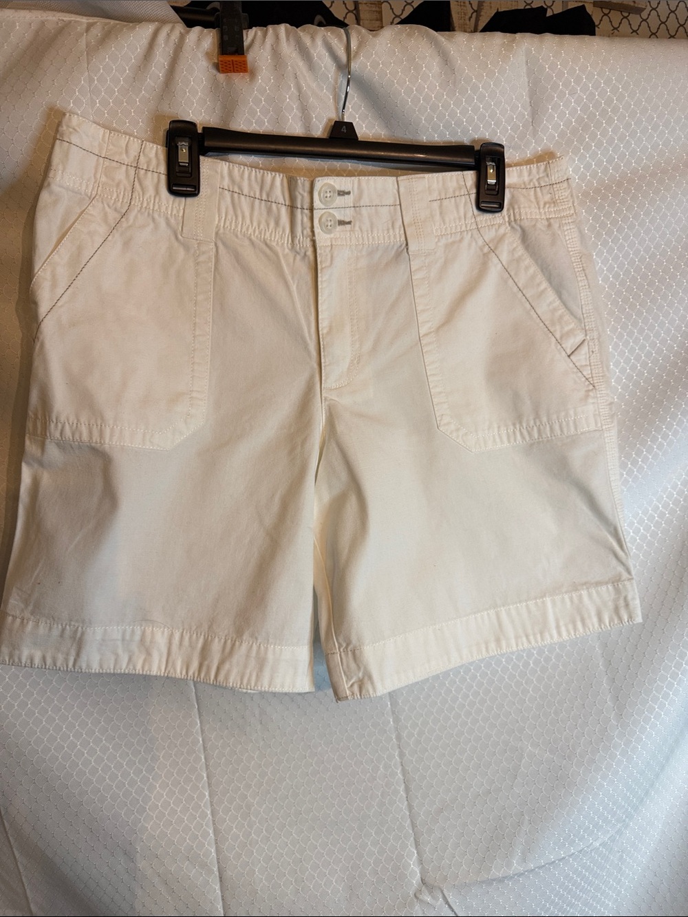 Eddie Bauer white pair of Bermuda shorts in size 12.